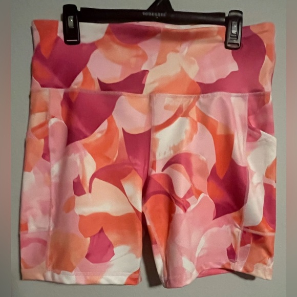 Ideology Large bike/run/yoga Shorts. - Picture 3 of 3